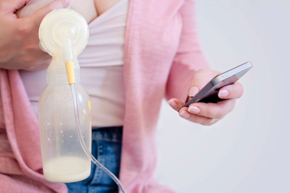 breastfeeding-mum-pumping-using-phone
